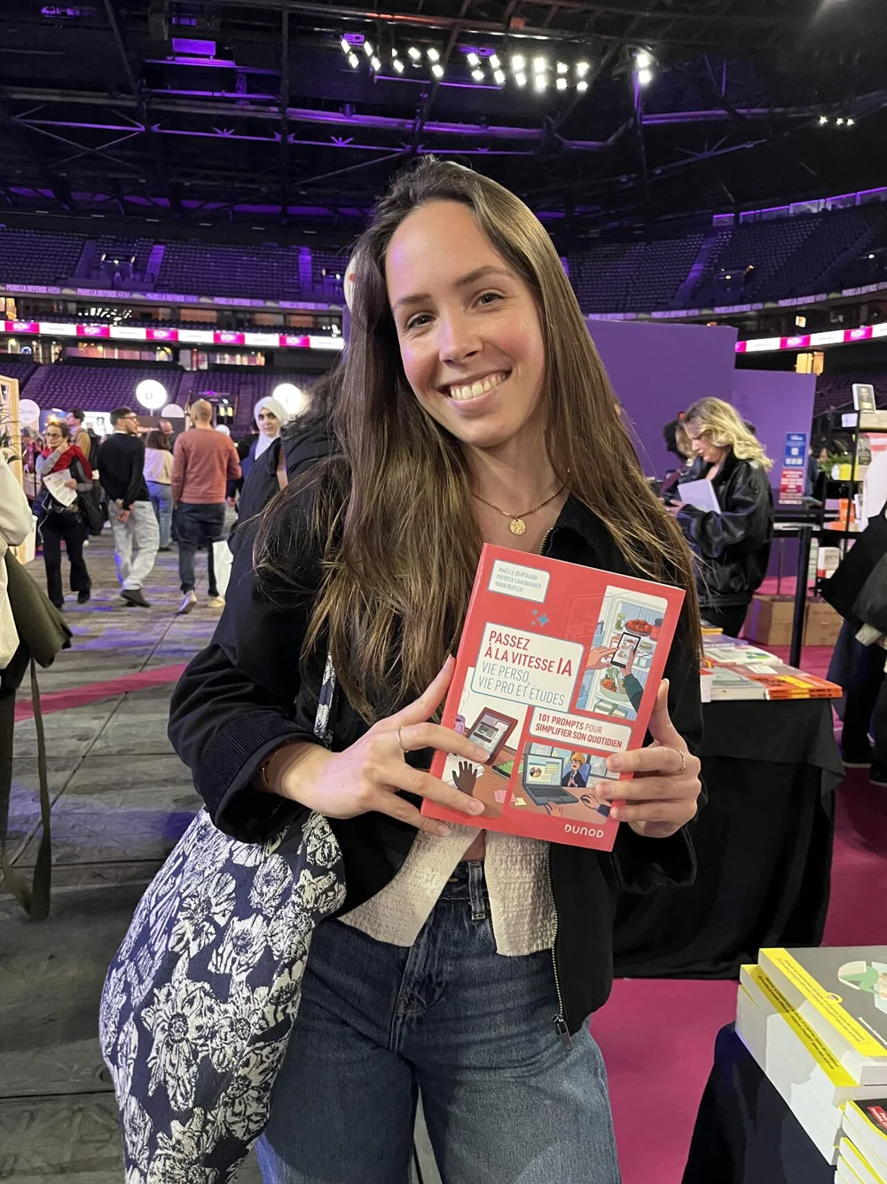 Maëlle Bertrand avec son livre Passez à la vitesse IA